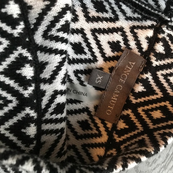 Vince Camuto geometric zip back sleeveless top- XS - Picture 3 of 4